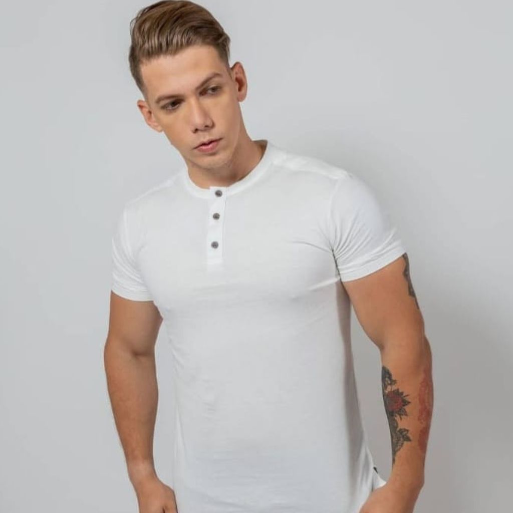 Remeras con botones online cuello redondo