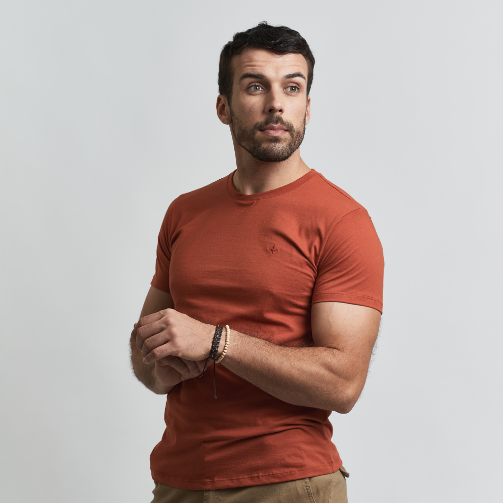 Remera Essential con bordado en pecho regular fit