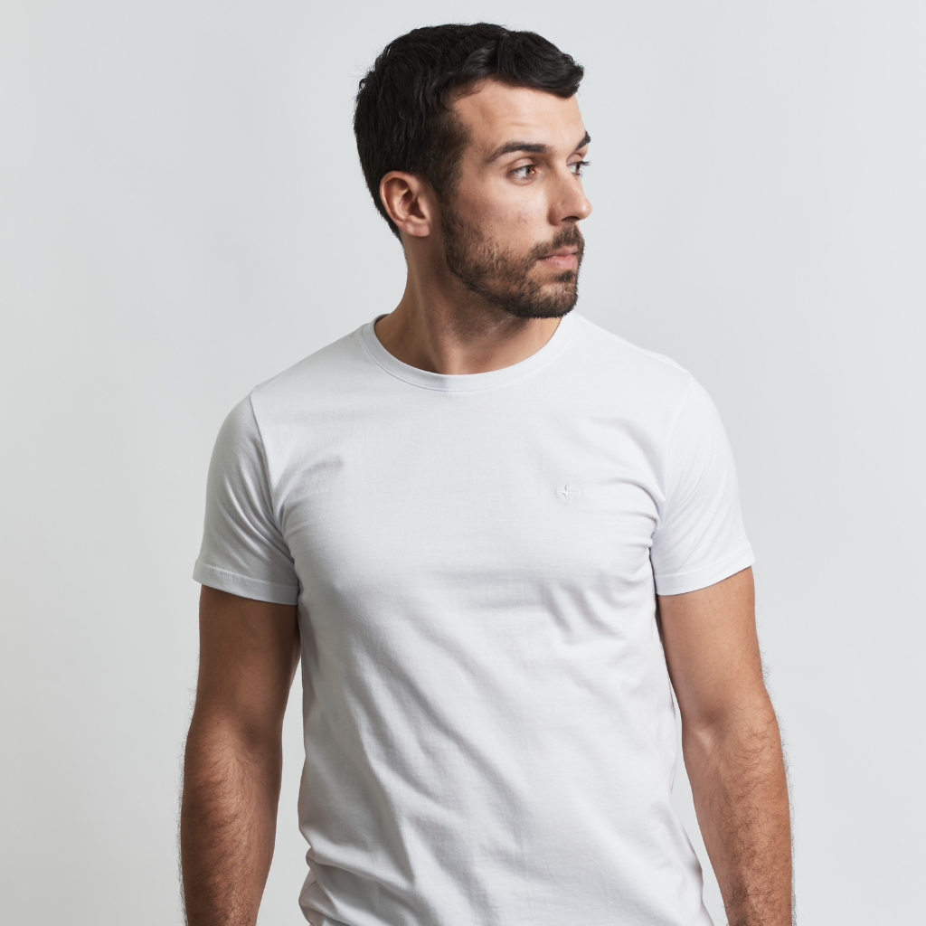 Remera Essential con bordado en pecho regular fit
