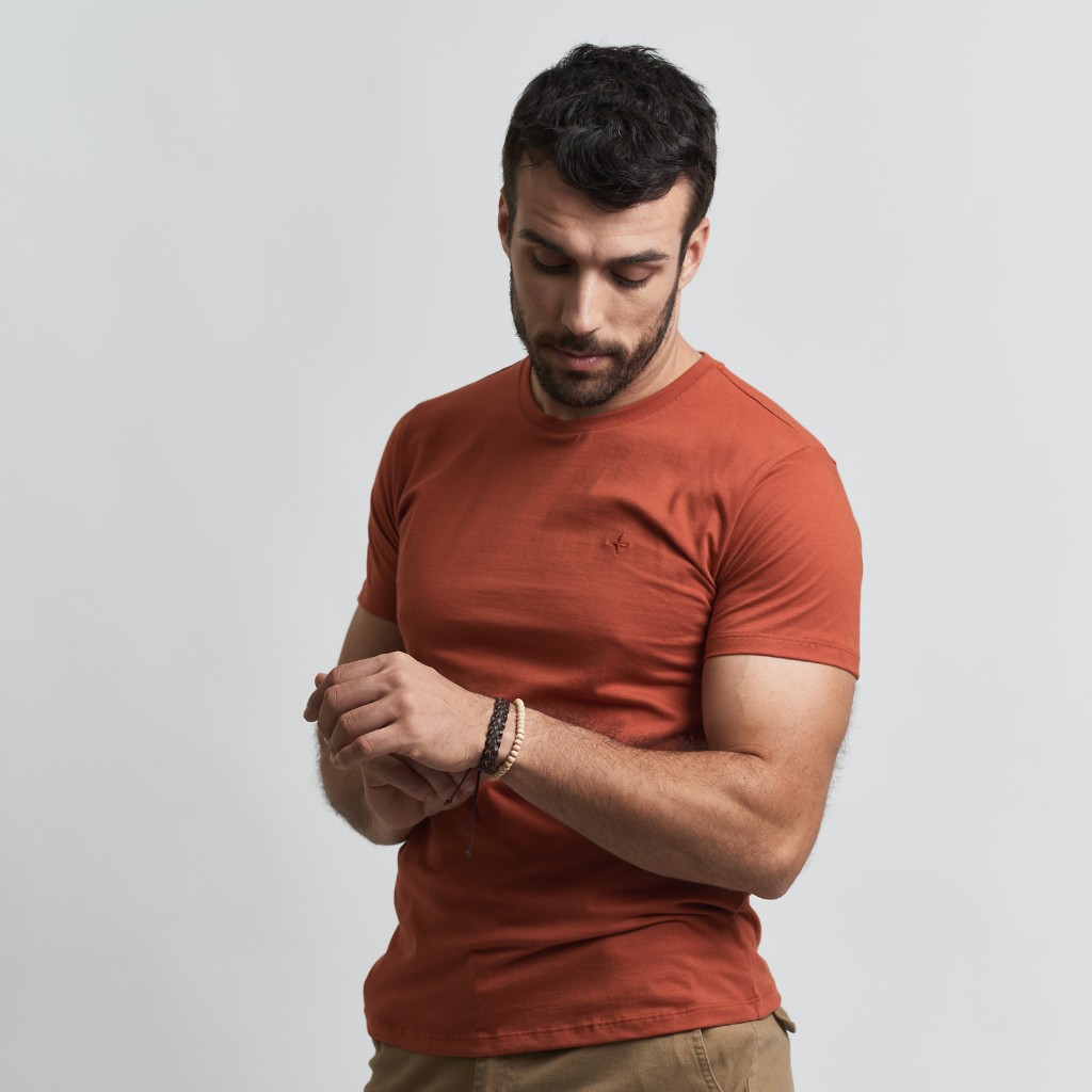 Remera Essential con bordado en pecho regular fit