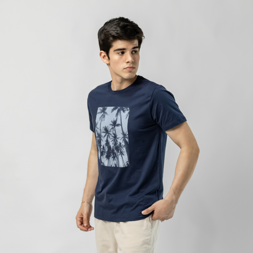 Remera Baco Confort Estampa Palmeras