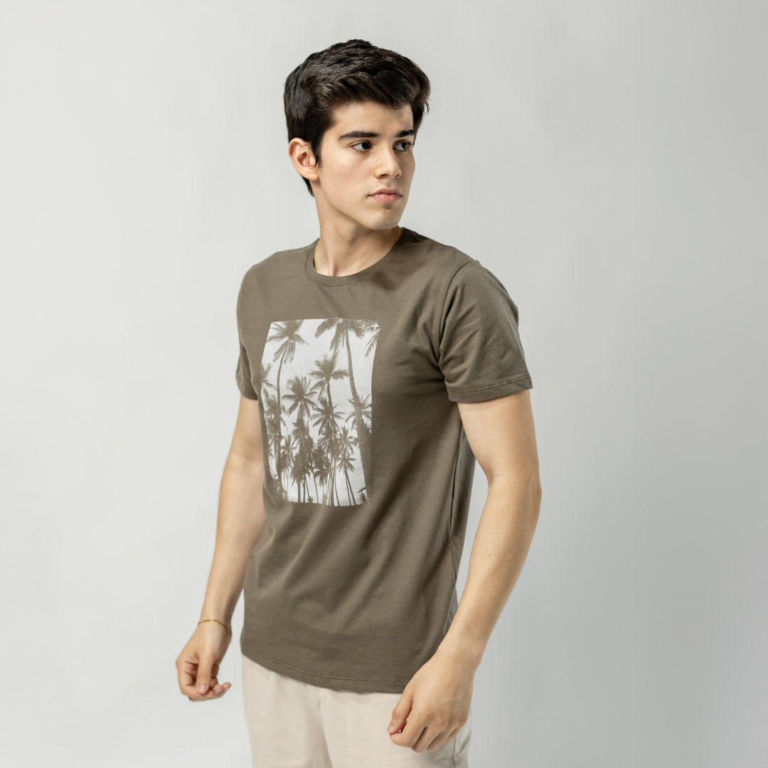 Remera Baco Confort Estampa Palmeras