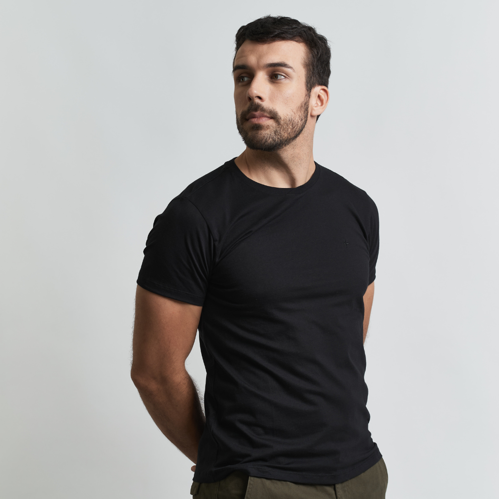 Remera Essential con bordado en pecho regular fit
