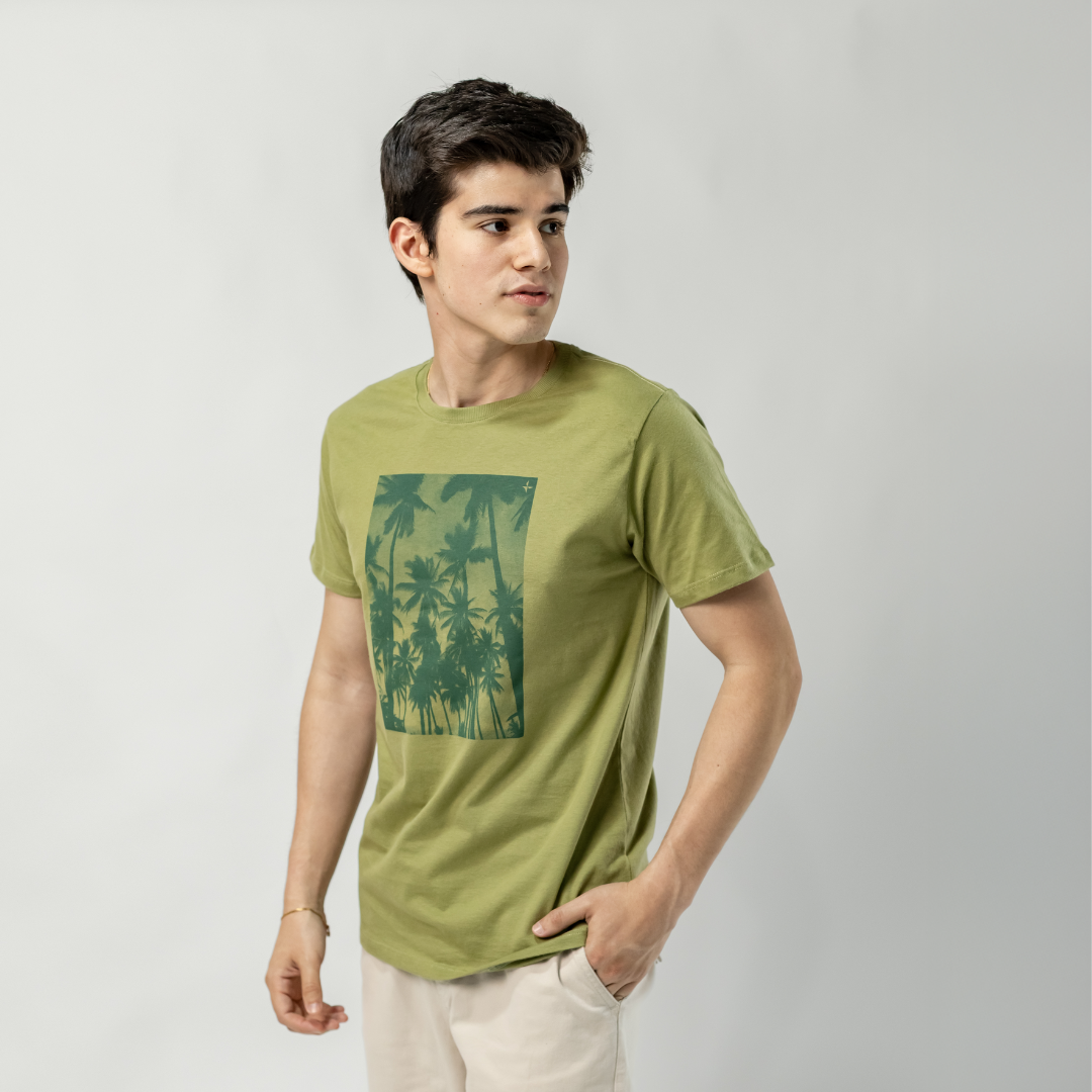 Remera Baco Confort Estampa Palmeras