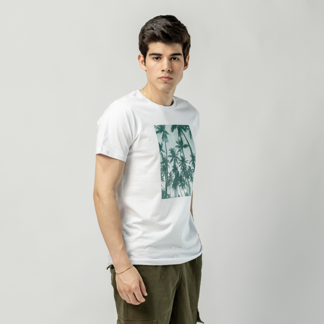 Remera Baco Confort Estampa Palmeras