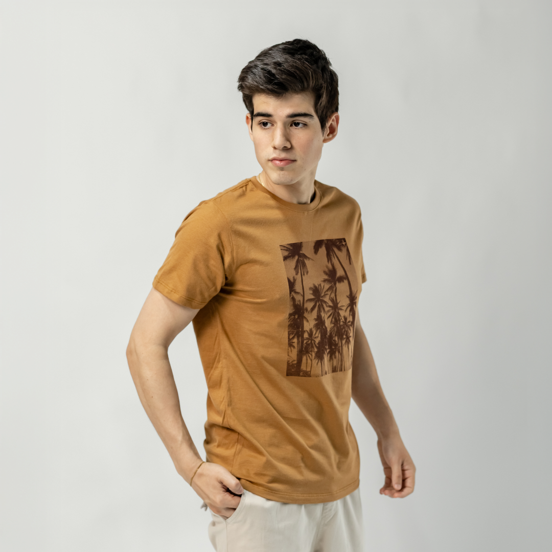 Remera Baco Confort Estampa Palmeras
