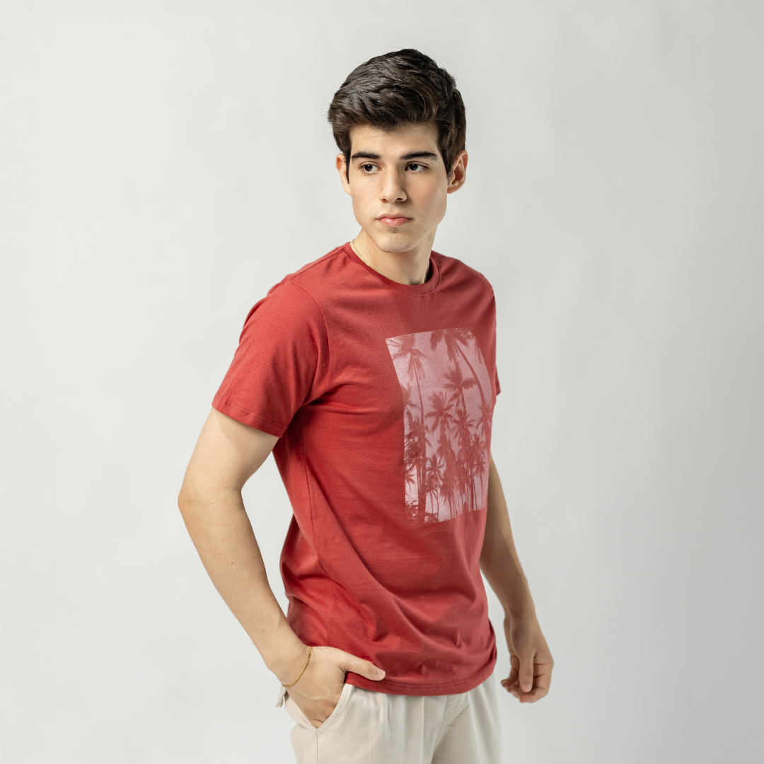Remera Baco Confort Estampa Palmeras