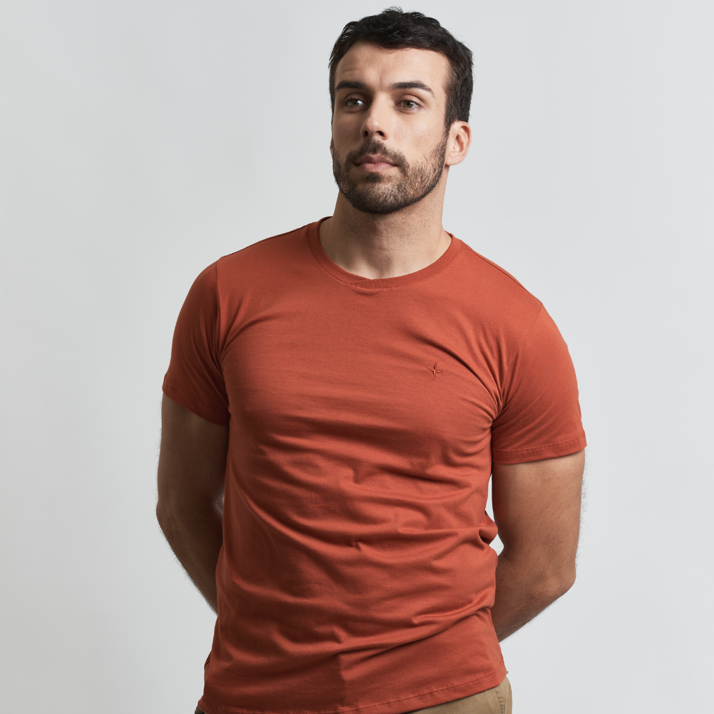 Remera Essential con bordado en pecho regular fit