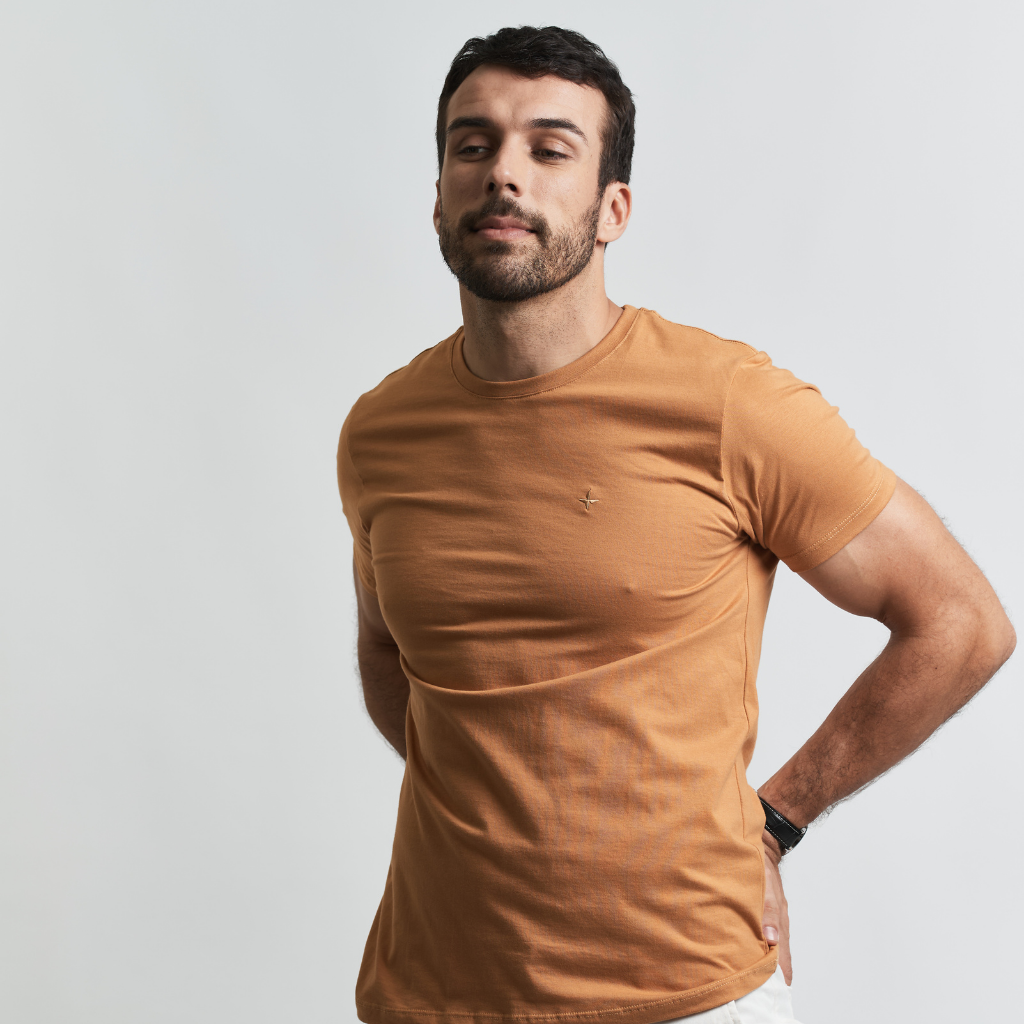 Remera Essential con bordado en pecho regular fit