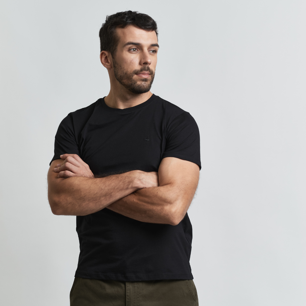 Remera Essential con bordado en pecho regular fit