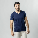 Remera Baco Orión Cuello V