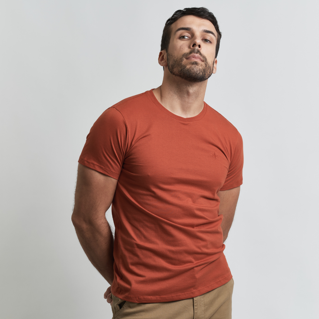 Remera Essential con bordado en pecho regular fit