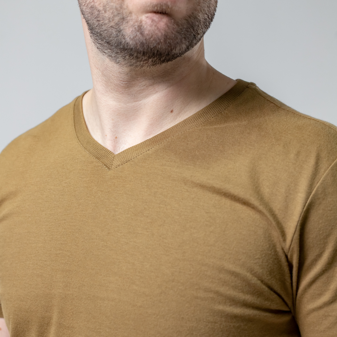 Remera cuello en V confort