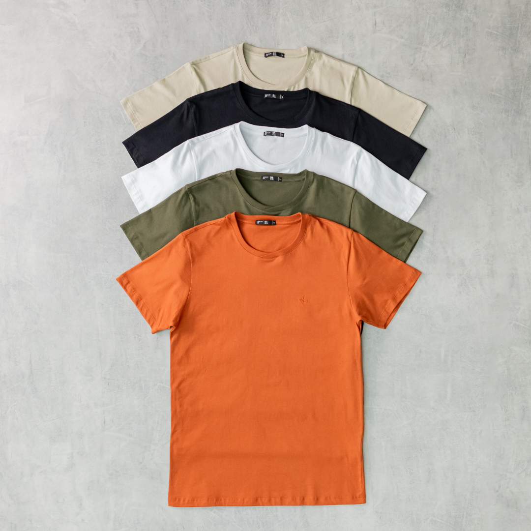 Remera Essential con bordado en pecho regular fit