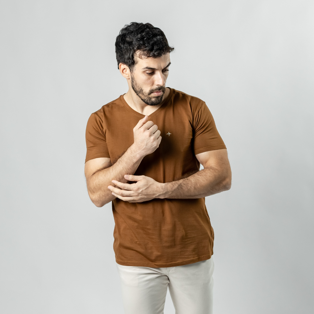 Remera Baco Orión Cuello V