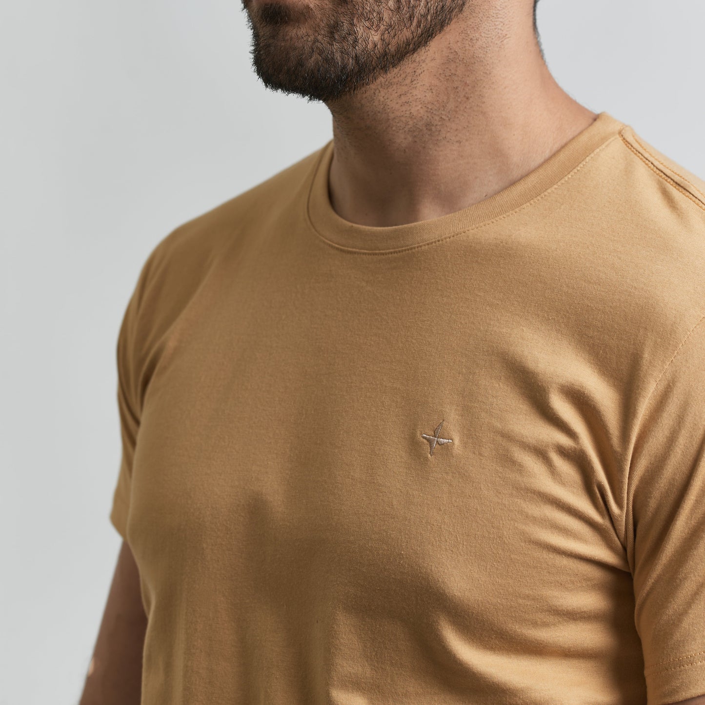 Remera Essential con bordado en pecho regular fit