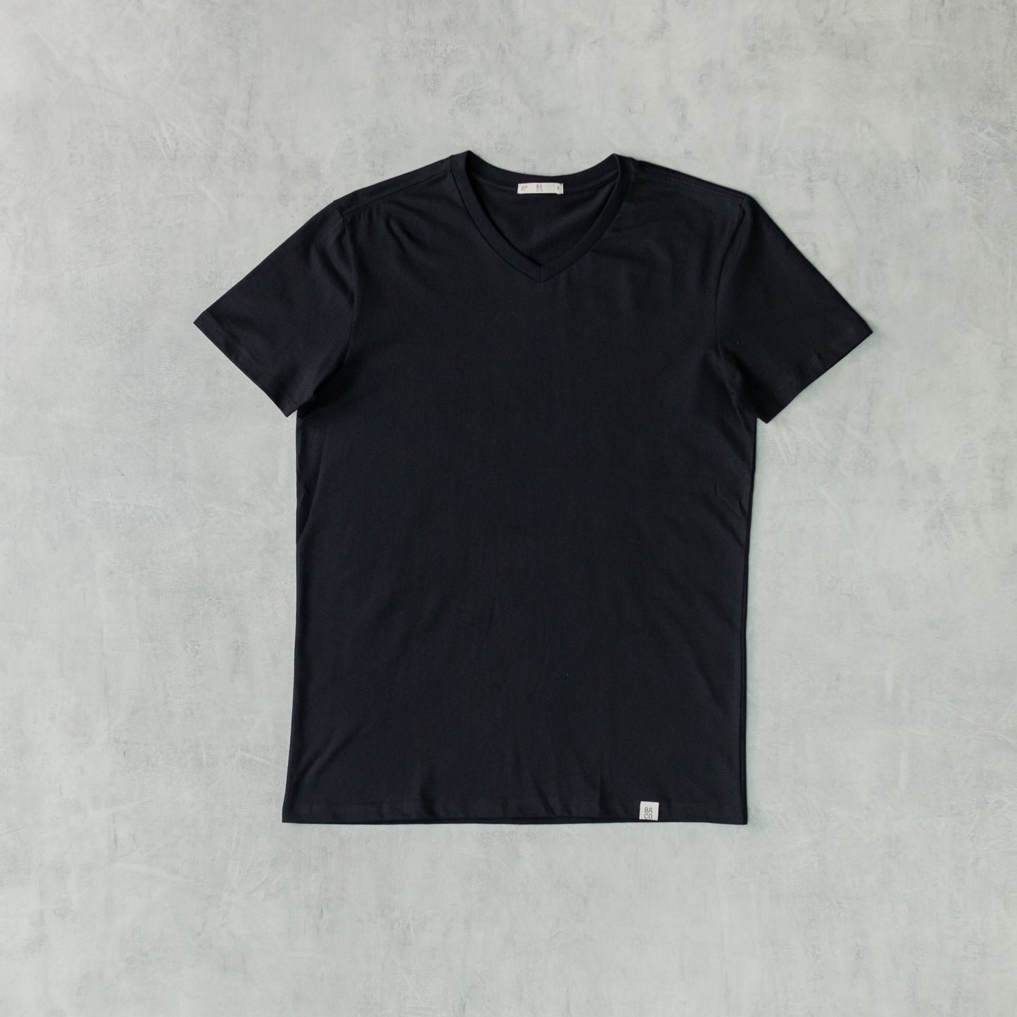 Remera Baco Básica Cuello V