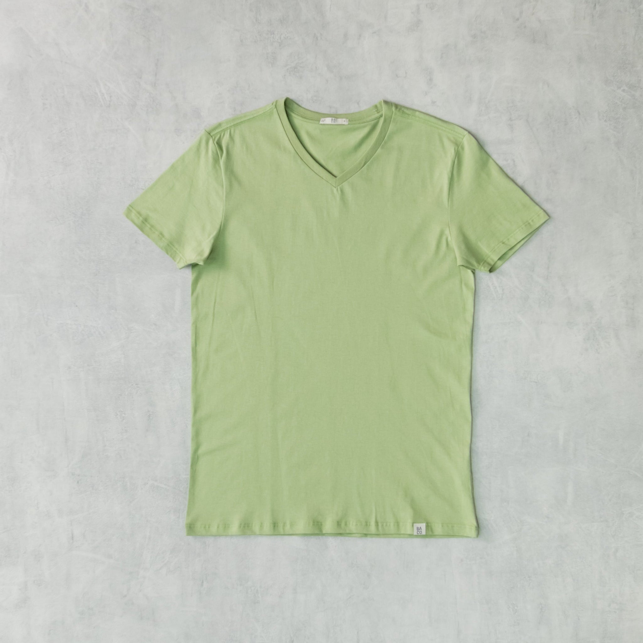 Remera Baco Básica Cuello V