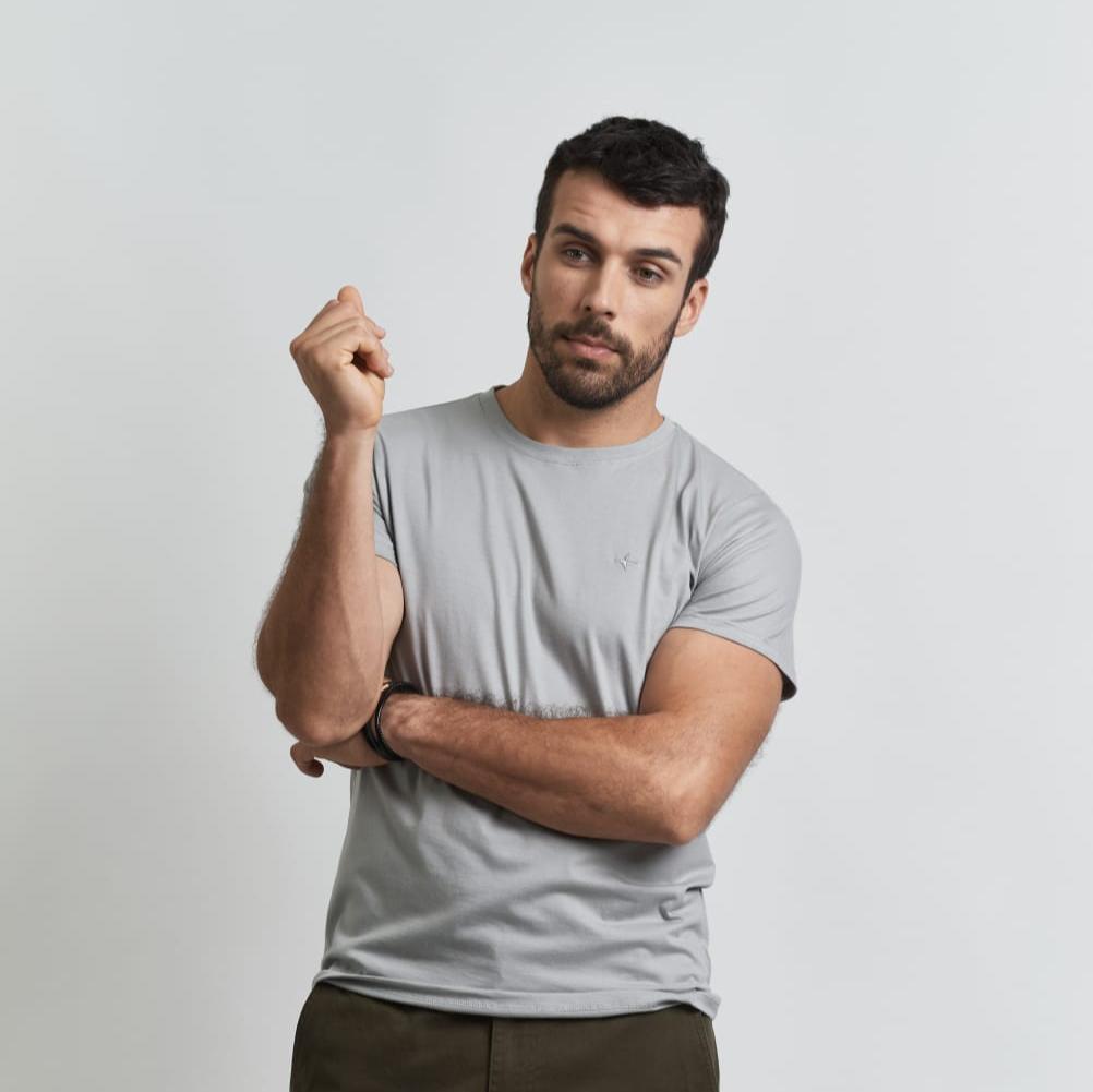 Remera Essential con bordado en pecho regular fit