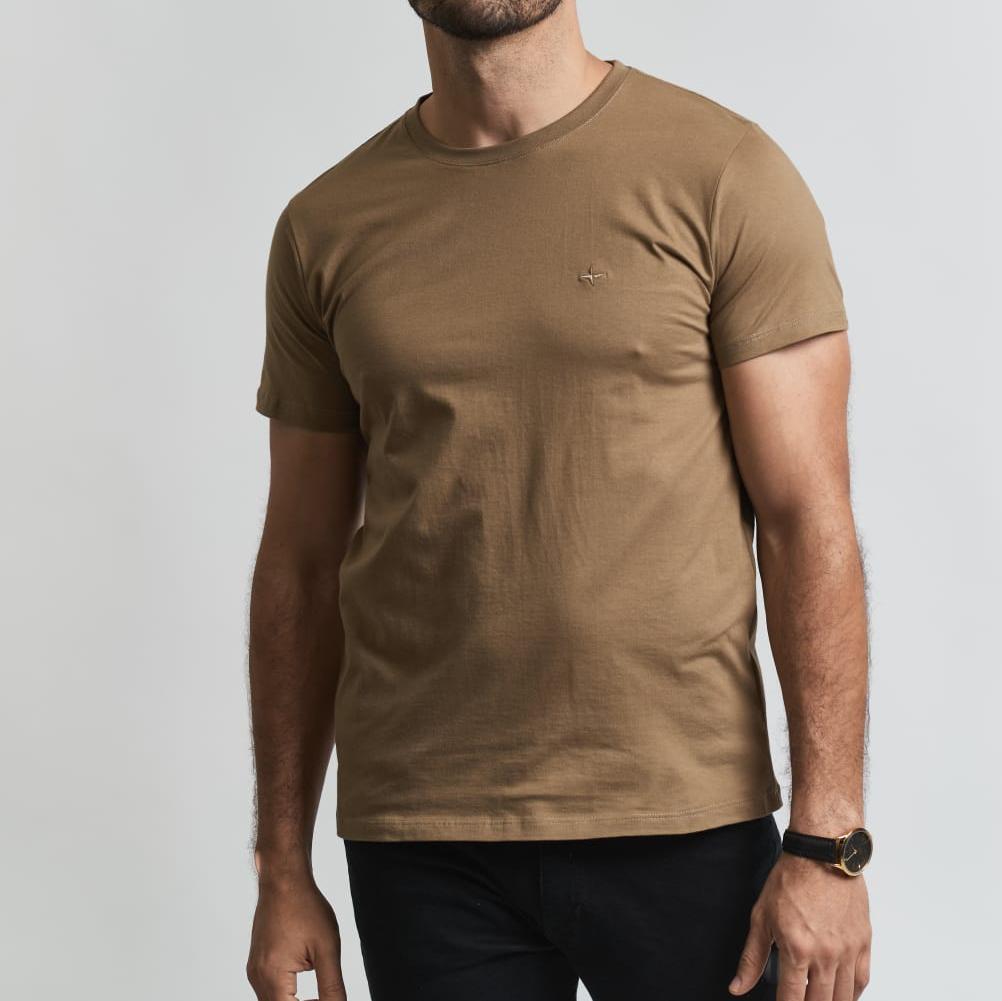 Remera Essential con bordado en pecho regular fit