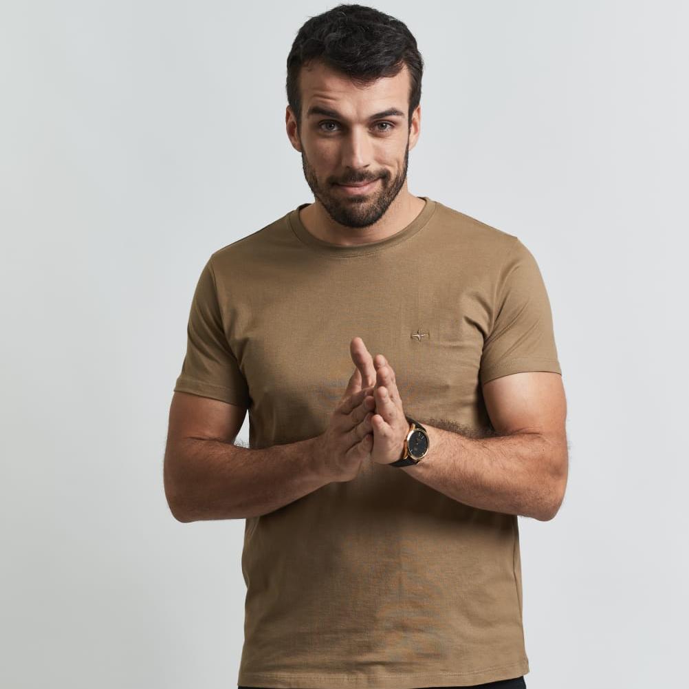 Remera Essential con bordado en pecho regular fit