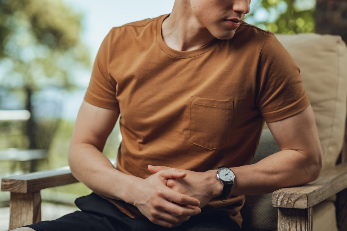 Remera marrón BACO para hombre con bolsillo